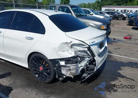 2018 Mercedes-Benz C 300 z USA, uszkodzony, nr VIN 55SWF4JB0JU240814